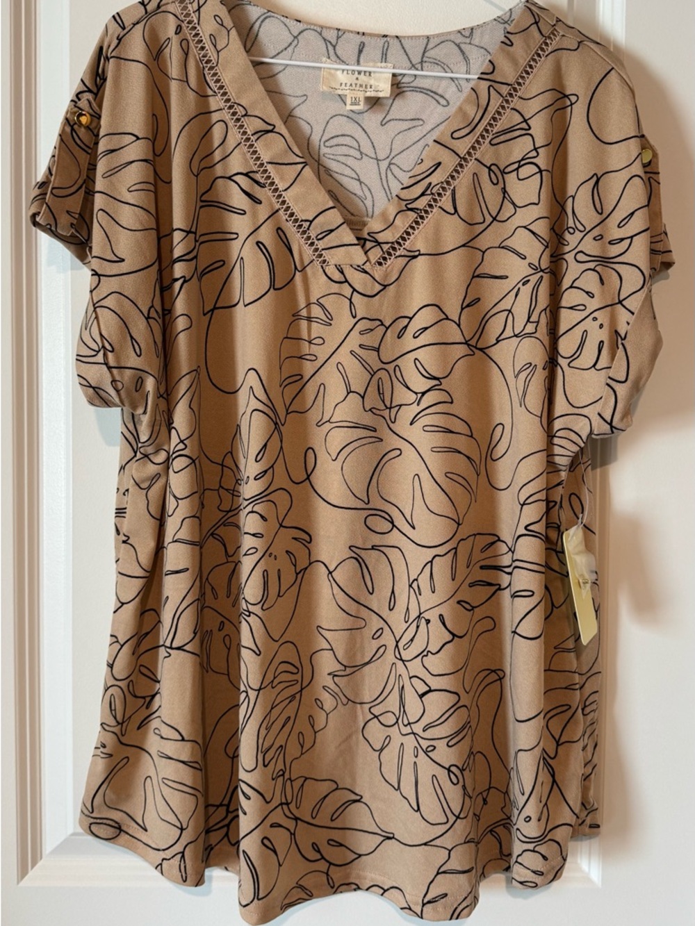 Flower & Feather Women's Tan Leaf-Print V-Neck Top 1XL